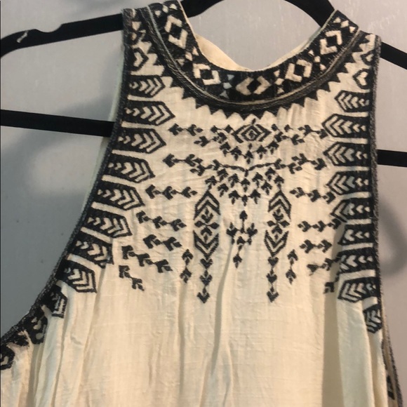 🌵ECOTÈ/ Sleeveless Emb Mock Neck Top 🌵 - Picture 2 of 7